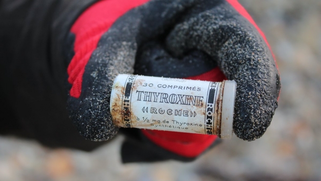 Un tube de médicament des années 50/60 retrouvé sur la plage de Tardinghen
