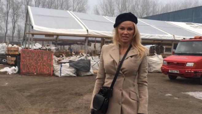 Pamela Anderson au camp de migrants de Grande-Synthe