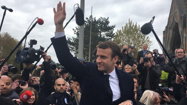 Bain de foule pour le vote d'Emmanuel Macron au Touquet