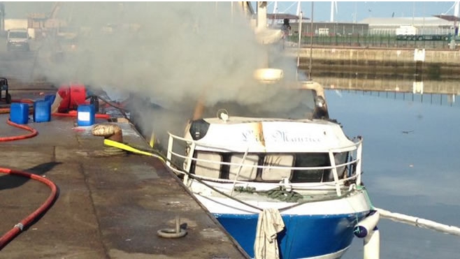 Boulogne-sur-mer : Un chalutier s'embrase dans le port