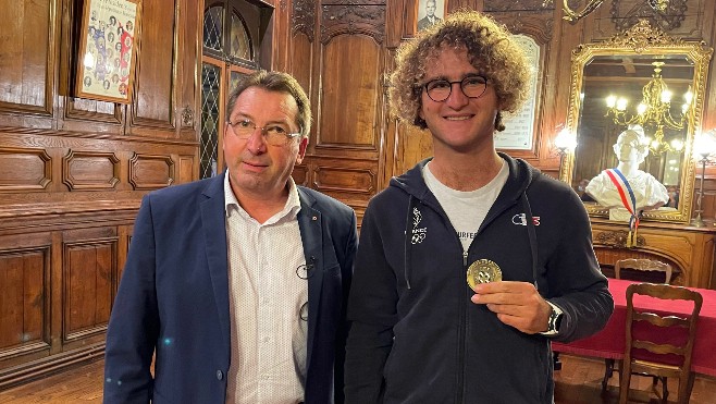 La ville de Cayeux a mis à l'honneur le champion de kite, Théo de Ramecourt