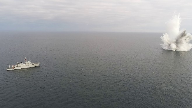 Contreminage d'une mine allemande remontée par un navire au large de Cayeux-sur-mer