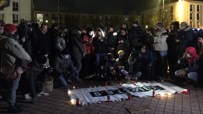  A Calais, plusieurs centaines de personnes se sont rassemblées hier soir en hommage aux migrants décédés