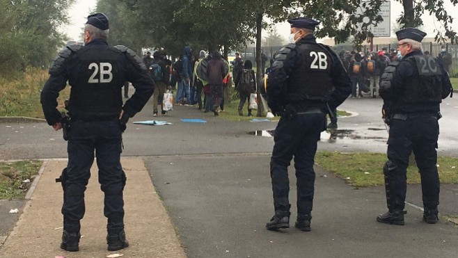 Calais: violents affrontements entre forces de l'ordre et migrants ce jeudi matin