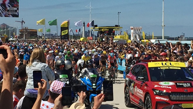Des milliers de spectateurs et de belles images pour le Tour de France entre Dunkerque et Calais.