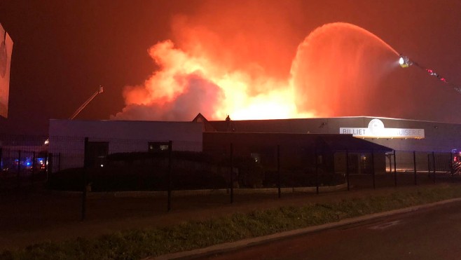 Bierne : une menuiserie ravagée par les flammes, des dizaines de pompiers mobilisés