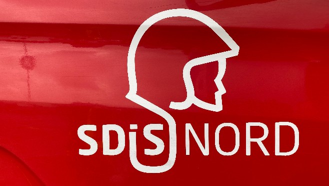 Une voiture prend feu à Grande-Synthe après avoir percuté un bus en stationnement