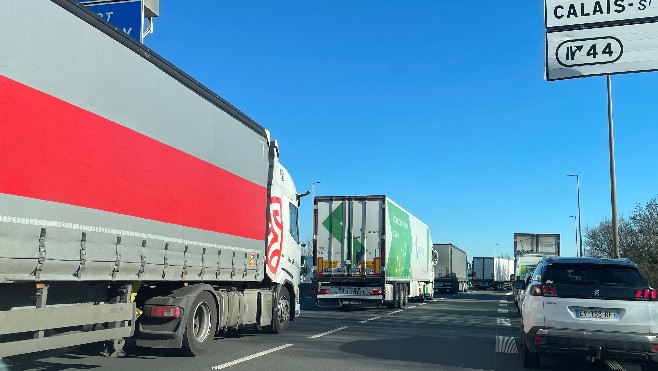 Perturbations de circulation sur l'A16 avec une opération escargot dans le Calaisis