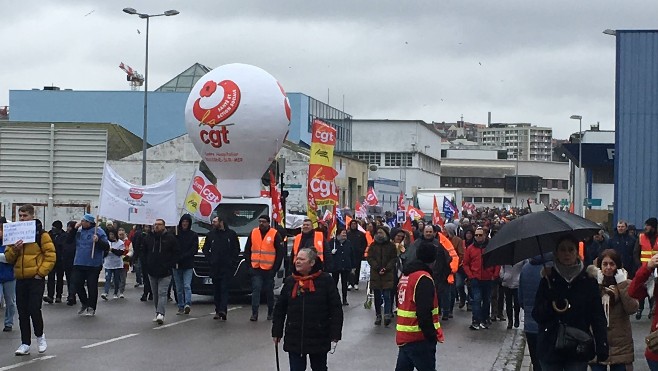 Réforme des Retraites : des barrages à Capécure toute la nuit,  jusqu'à 9000 personnes ont défilé à Boulogne sur mer .