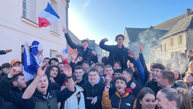 Rassemblement d'élèves devant le lycée Woillez à Montreuil contre la réforme des retraites