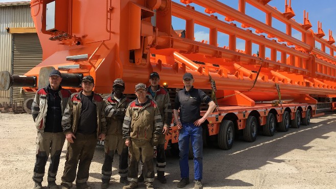 Marquise : un immense wagon-coke sort de l'entreprise Lenglet pour Arcelor Mittal à Dunkerque.