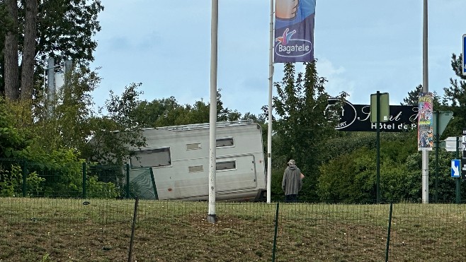 Merlimont: sortie de route d'un camping-car au rond-point de Bagatelle