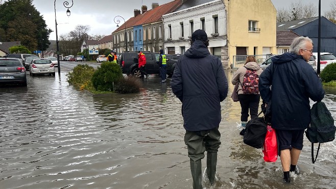 Evacuation d'habitants dans la ville basse de Montreuil-sur-mer
