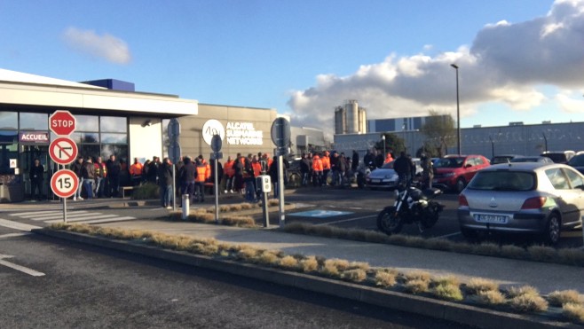 Inquiétude des salariés d’ASN à Calais. Près de 80 personnes se sont rassemblées mercredi devant le site.