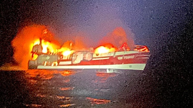Un navire de pêche dunkerquois en feu au large de Dieppe depuis la nuit dernière