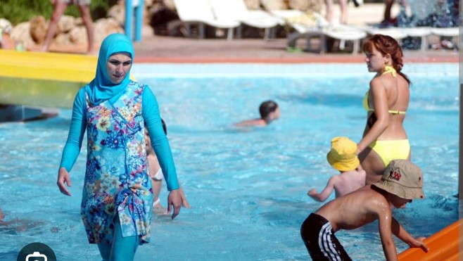 Une mère de famille calaisienne réclame le droit de porter le burkini pour accompagner ses enfants à la piscine. Refus des élus de l’agglomération.