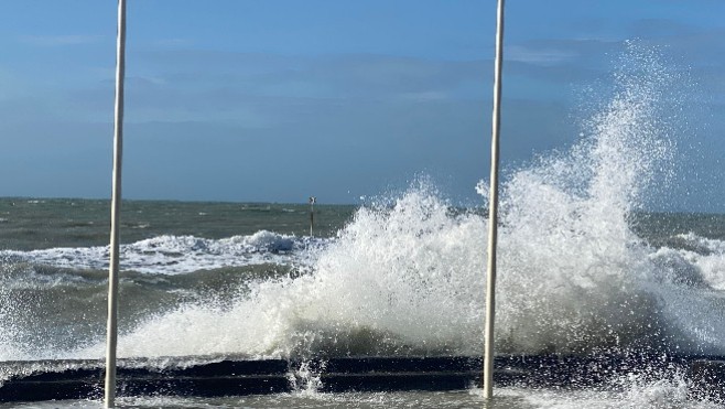 Tempête Louis : des rafales à 130 km/h au Cap Gris-Nez, un échafaudage menace de s'effondrer au Touquet