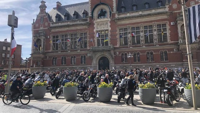 Des milliers de motards en colère contre le contrôle technique obligatoire à Calais, Dunkerque et Amiens.