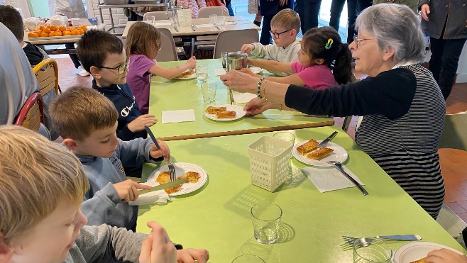 A Dunkerque, tous les jeudis, les aînés de la Tente Verte peuvent déjeuner avec les écoliers !