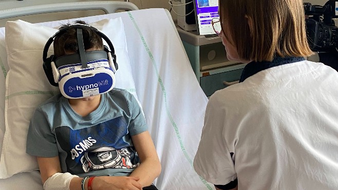 Des casques de réalité virtuelle font oublier les douleurs lors des soins sur les enfants à l'hôpital de Boulogne sur mer. 