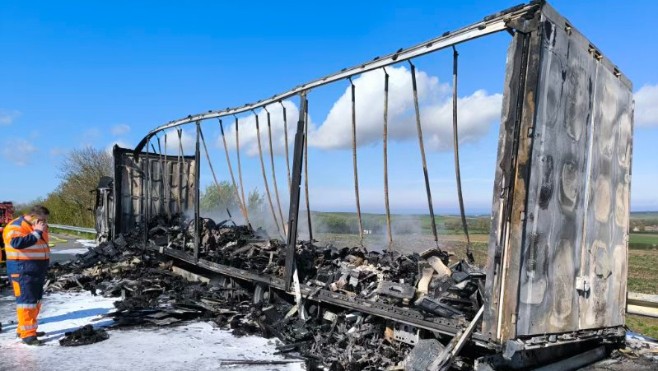 Camion en feu sur l'A16: aucun blessé mais beaucoup de perturbations