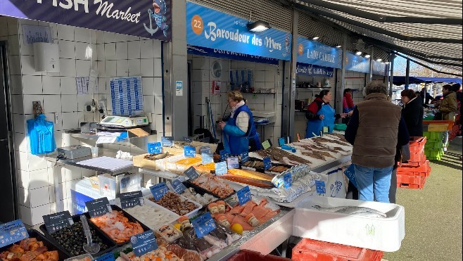 Les Escapades : Poissons et crustacés sont proposés à la vente tout l'été aux Aubettes à Poissons à Boulogne sur mer...