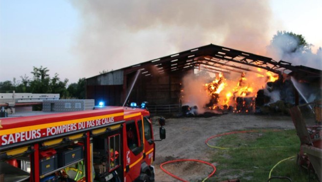 Un hangar agricole ravagé par un incendie à Marant.