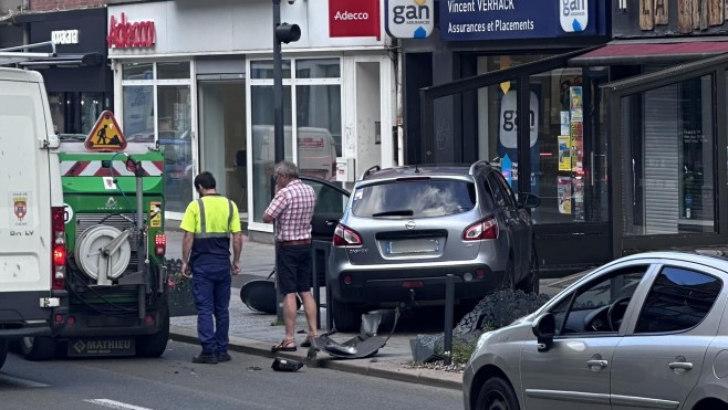 Calais: une voiture fait une sortie de route, rue Royale