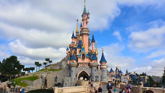 Disneyland Paris recrute à Lille: plus de 8000 postes à pourvoir dans toute la France !