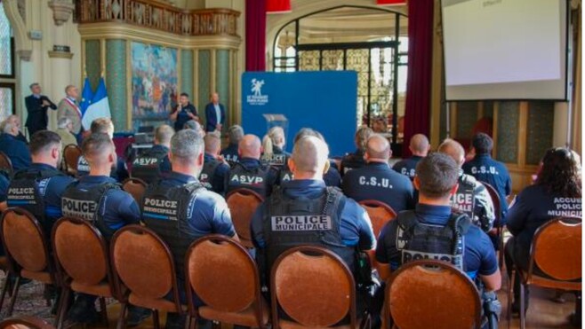 Les policiers du Touquet reçoivent l’écusson du centenaire du Caddy