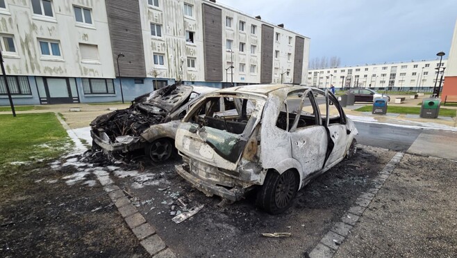 Saint-Martin-Boulogne: 2 voitures détruites par les flammes dans la nuit