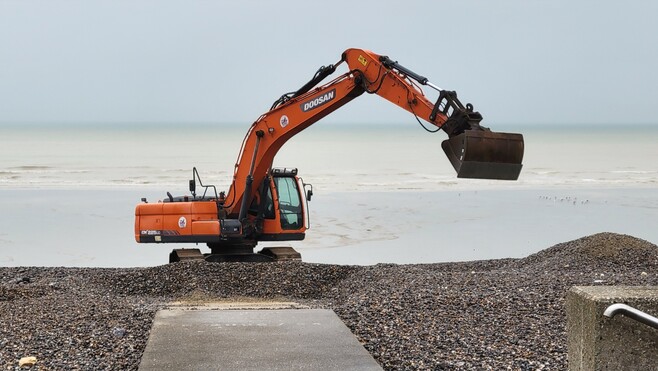 Mers-les-Bains : 20 000 m³ de galets déplacés pour sécuriser la plage avant l’hiver