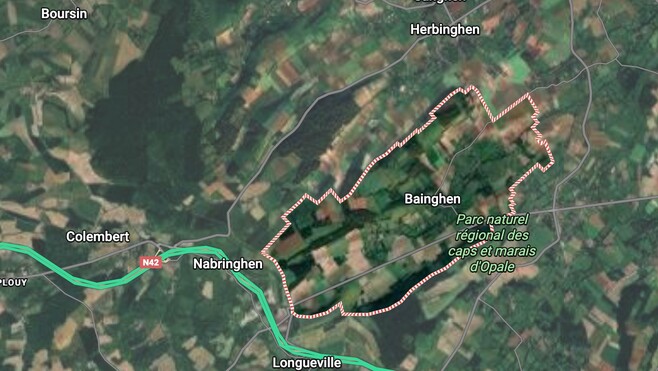 Un hangar agricole a pris feu vendredi matin à Bainghen.