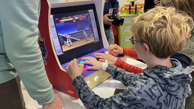 L’association R3D2 offre deux bornes d’arcade au Centre Hospitalier de Calais.