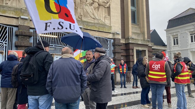 À Calais, la CGT, la FSU et Solidaire rassemblent une cinquantaine de personnes pour demander un meilleur budget pour la France.
