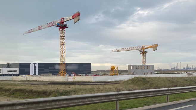 Loon-Plage : la construction du futur centre de rétention administrative du Dunkerquois a bien débuté.