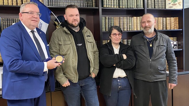 Audruicq : la médaille de la ville remise à Dimitri Gomez, qui a sauvé un père et sa fille lors de l’incendie d’une maison