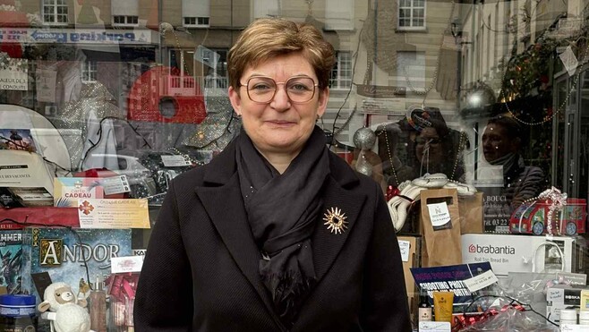 Abbeville : la gagnante de la vitrine de Noël fait don d’une partie de ses cadeaux à l’hôpital