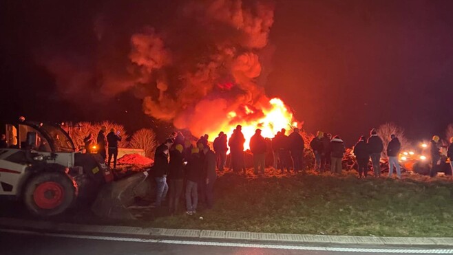 Les agriculteurs allument les feux de la colère à Setques et dans le Montreuillois