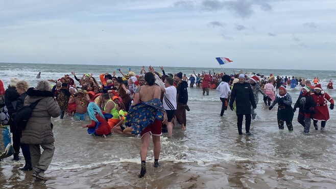Côte d'Opale: des centaines de personnes ont bravé le froid pour le Bain du Nouvel An !