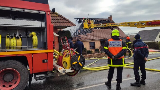 Éperlecques : important incendie de maison, deux personnes choquées