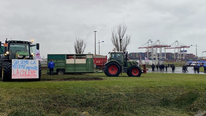 Plus d’une centaine de tracteurs pour un blocage du port de Dunkerque durant 24 heures !