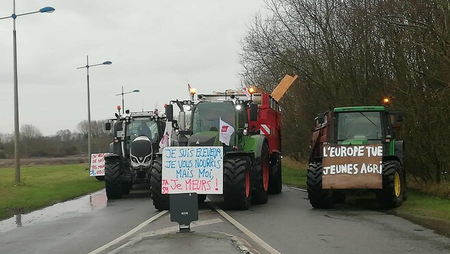 Après avoir contrôlé 300 camions, les Jeunes Agriculteurs quittent le port de Dunkerque.