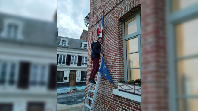 Oisemont : le maire décroche le drapeau Européen