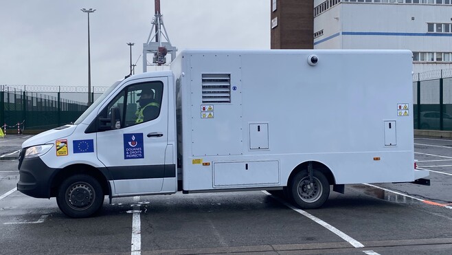 Avec deux scanners mobiles, les douanes du port de Dunkerque contrôleront 100 000 conteneurs sur les 800 000 en transit.