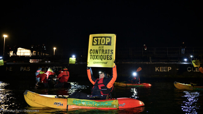 Des militants de Greenpeace bloquent l'arrivée d'un cargo au port de Dunkerque