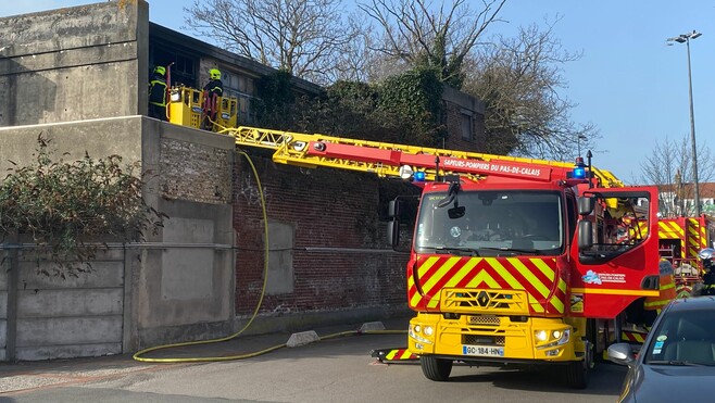 Calais: un incendie touche l'ancienne usine Brampton Renold, la circulation perturbée