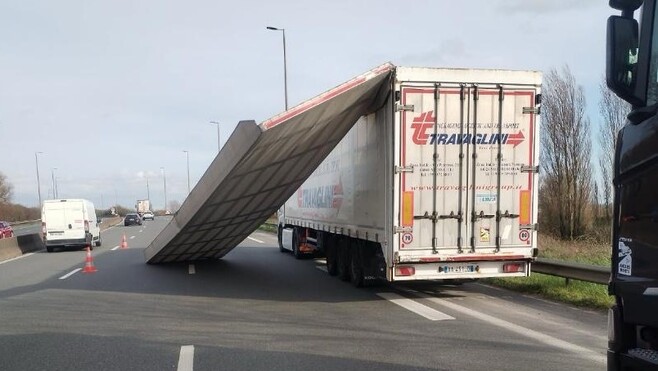 A Calais, le toit d'un camion s'envole sur l'A16 ! 