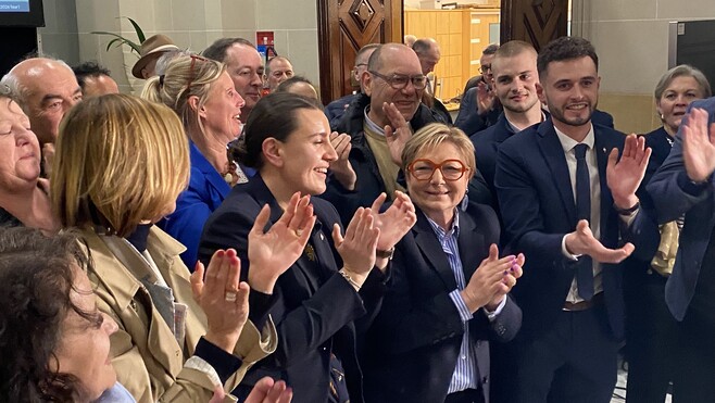 A Calais, la maire sortante Natacha Bouchart l'emporte facilement. Le RN Marc de Fleurian en sort renforcé... !