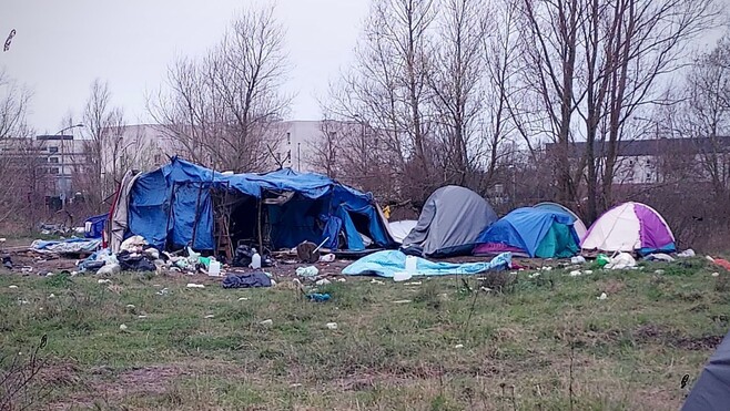 Nouvelle expulsion de migrants à Calais, des sacs de pierres saisis pour éviter des violences envers les forces de l'ordre